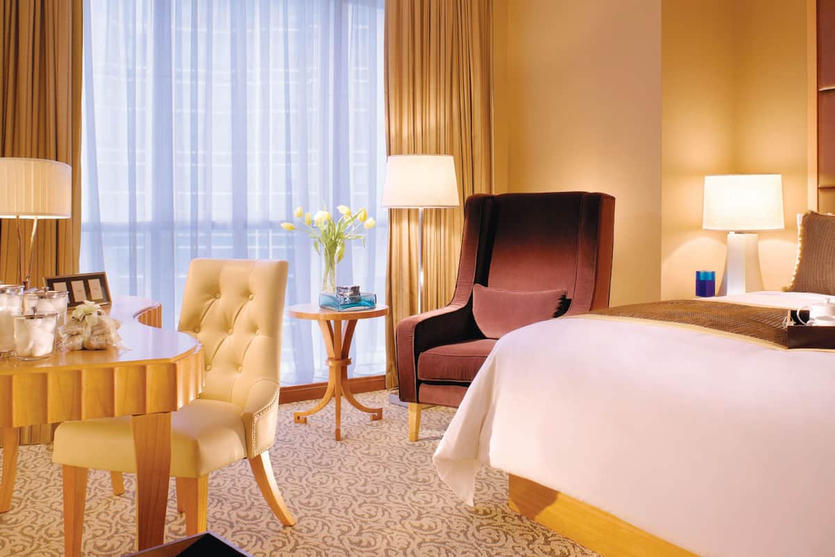 2 bedrooms, premium bedding, in-room safe, desk