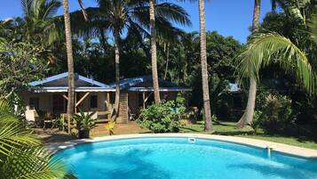 Piscina externa, espreguiçadeiras