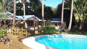 Piscina externa, espreguiçadeiras