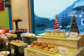 2 restaurants; lunch and dinner served  - Uni-Resort Mawutu (Guanxi)