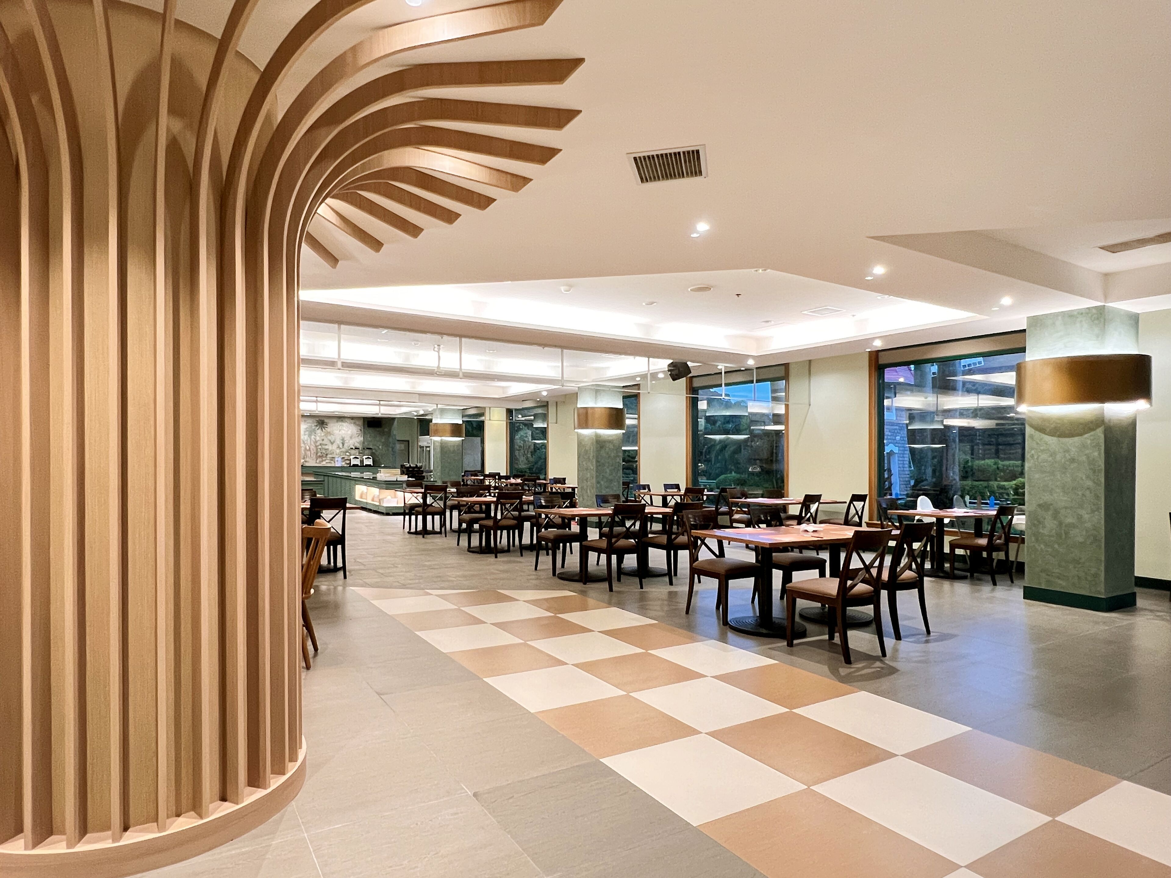 2 restaurants, lunch, dinner served; local cuisine