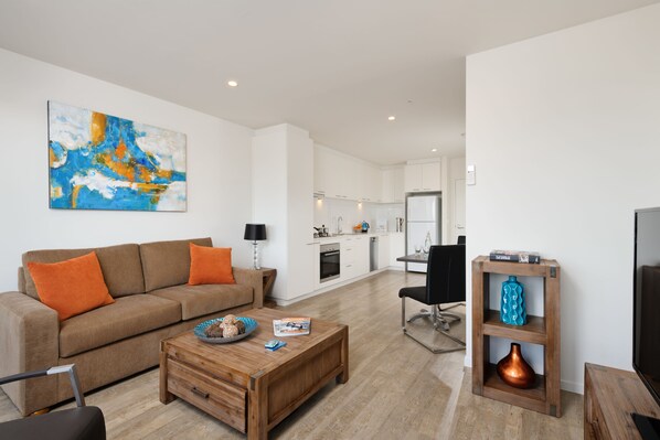 تلفزيون بشاشة مسطحة بحجم 50-بوصة يعرض قنوات تلفزيونية باشتراك مدفوع