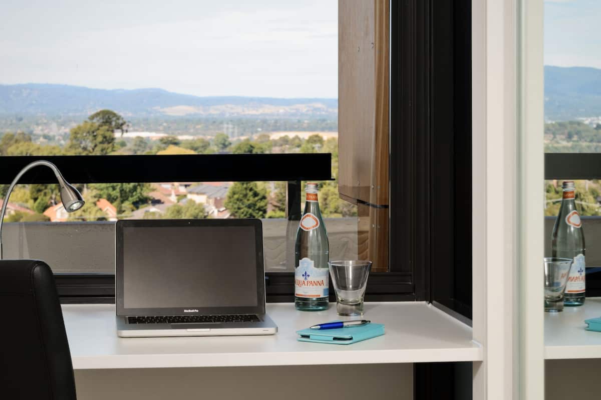 1 slaapkamer, een laptopwerkplek, verduisterende gordijnen