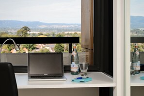 Espacio para trabajar con laptop, cortinas blackout y insonorización 