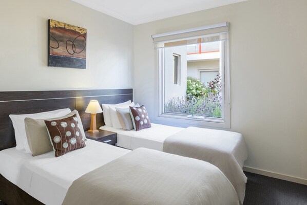 โต๊ะทำงาน, เตารีด/โต๊ะรีดผ้า, เปล/เตียงเด็กอ่อน, เตียงเสริม/เปล