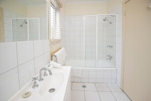 Ensemble baignoire-douche, articles de toilette (gratuits)