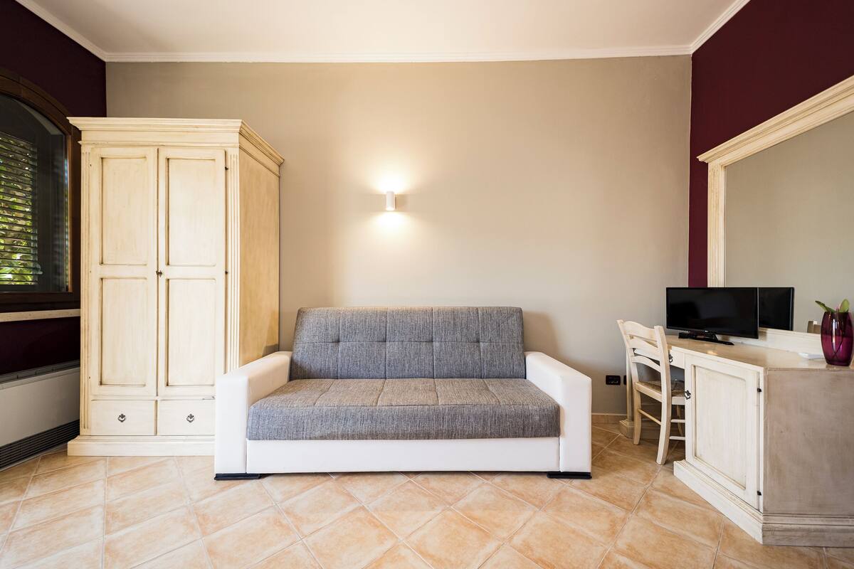 apartment | hypo-allergenic bedding, down duvets, minibar, desk