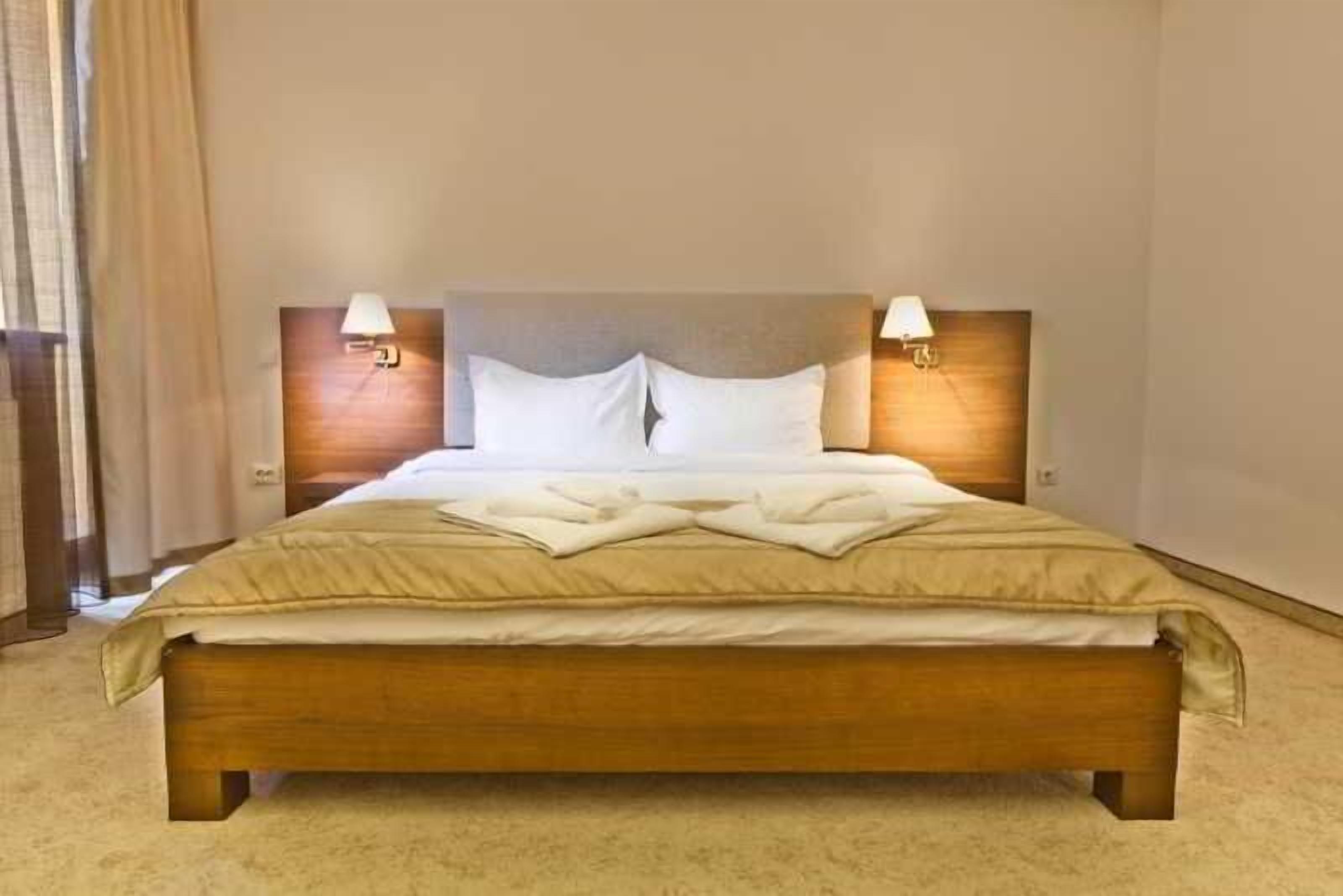 Minibar, rollaway beds, free WiFi