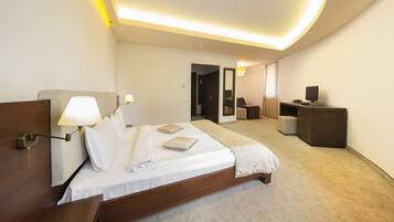 Executive Double Room | Minibar, rollaway beds, free WiFi