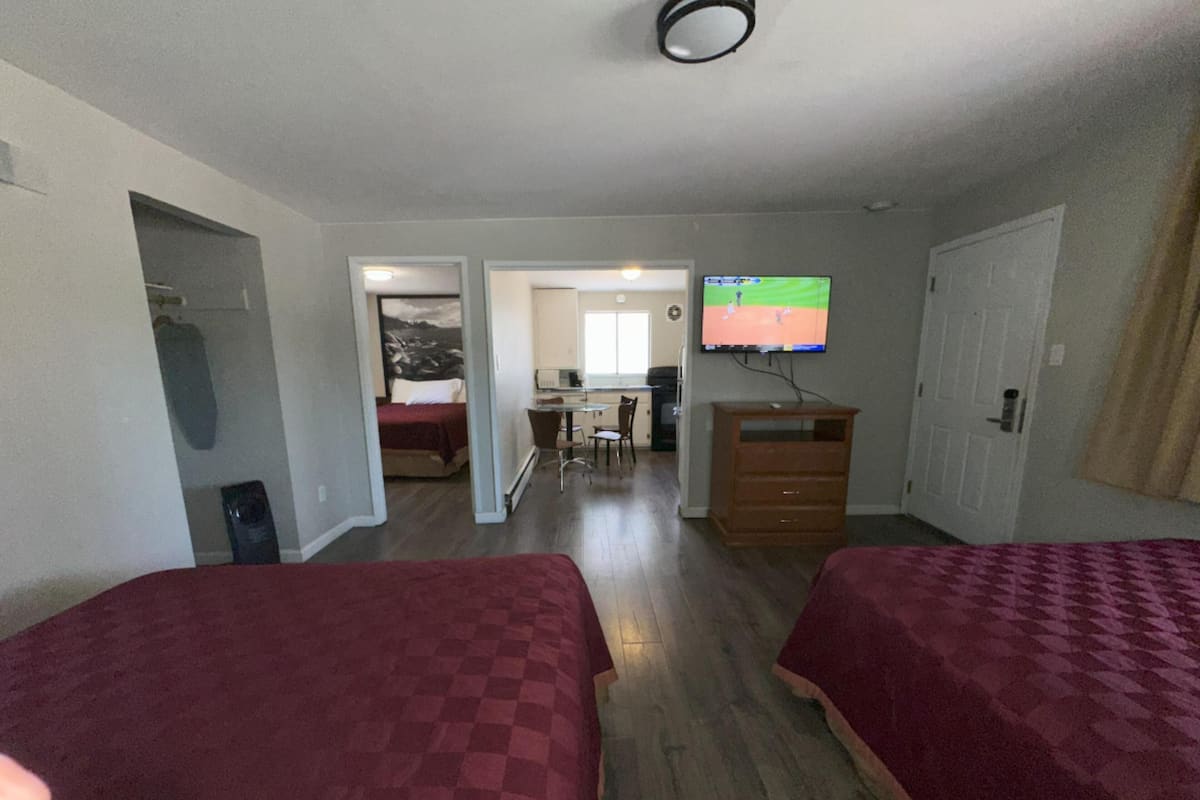 1 Bedroom Apartment, 3 Queen Beds, Full Kitchen, Non Smoking | Coin séjour | Télévision à écran plat de 37 pouces avec chaßnes numériques, télévision
