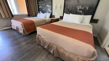 Deluxe Queen Room, 2 Queen Beds, Non Smoking | 遮光カーテン、アイロン / アイロン台、WiFi (無料)、ベッドシーツ