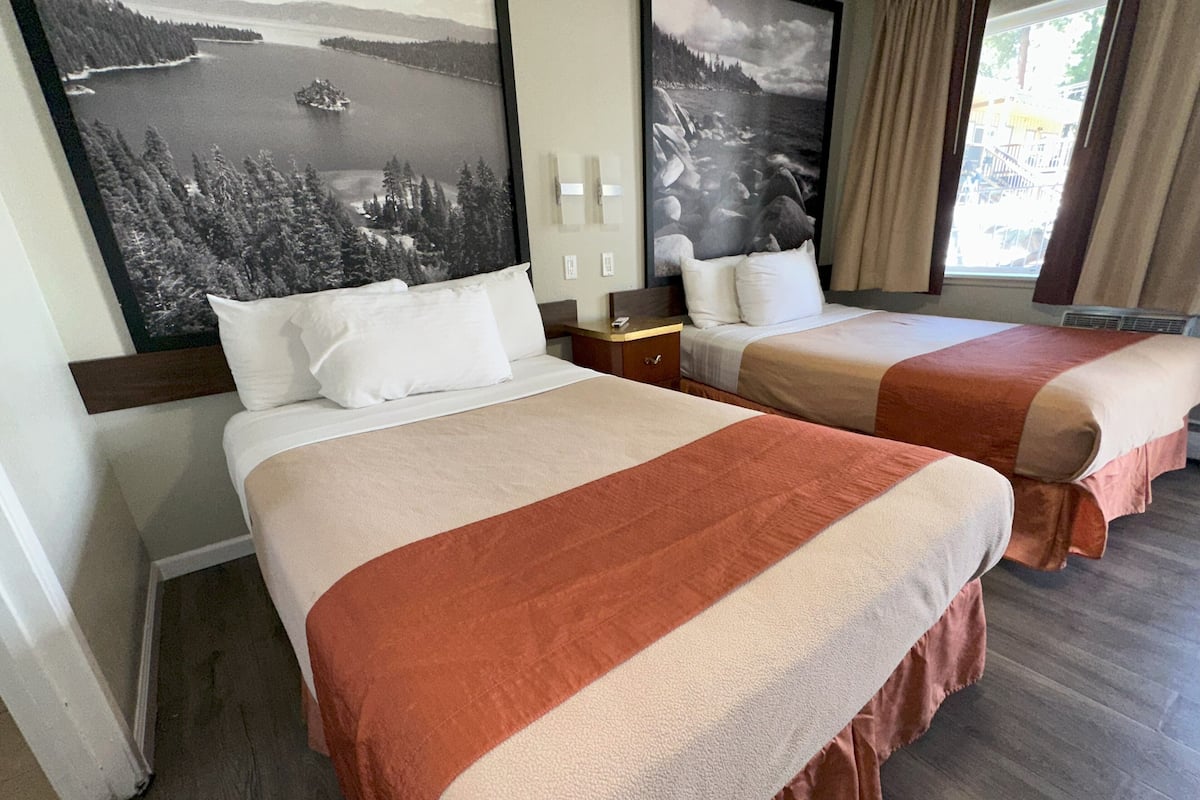 Standard Quadruple Room, 2 Double Beds, Non Smoking | Rideaux occultants, fer et planche Ă repasser, Wi-Fi gratuit