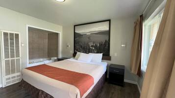 Deluxe King Spa Room, 1 King Bed, Jetted Tub, Non Smoking | Cortinas opacas, tabla de planchar con plancha, wifi gratis