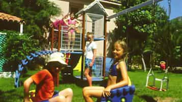 Área de juegos infantiles al aire libre