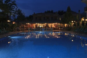 室内游泳池，室外游泳池，池畔遮阳伞，日光浴躺椅