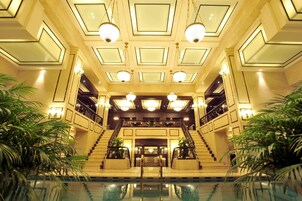 Kolam renang tertutup 