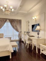 免费迷你吧物品、客房内保险箱、办公桌、遮光窗帘