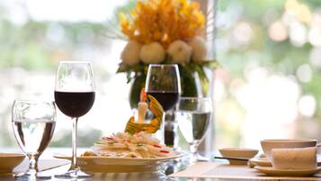 Breakfast, lunch, dinner served; international cuisine