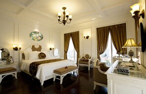 Free minibar items, in-room safe, desk, blackout drapes - Eldora Hotel (Hue)