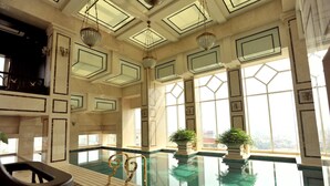 من حمّامات السباحة المغطاة
