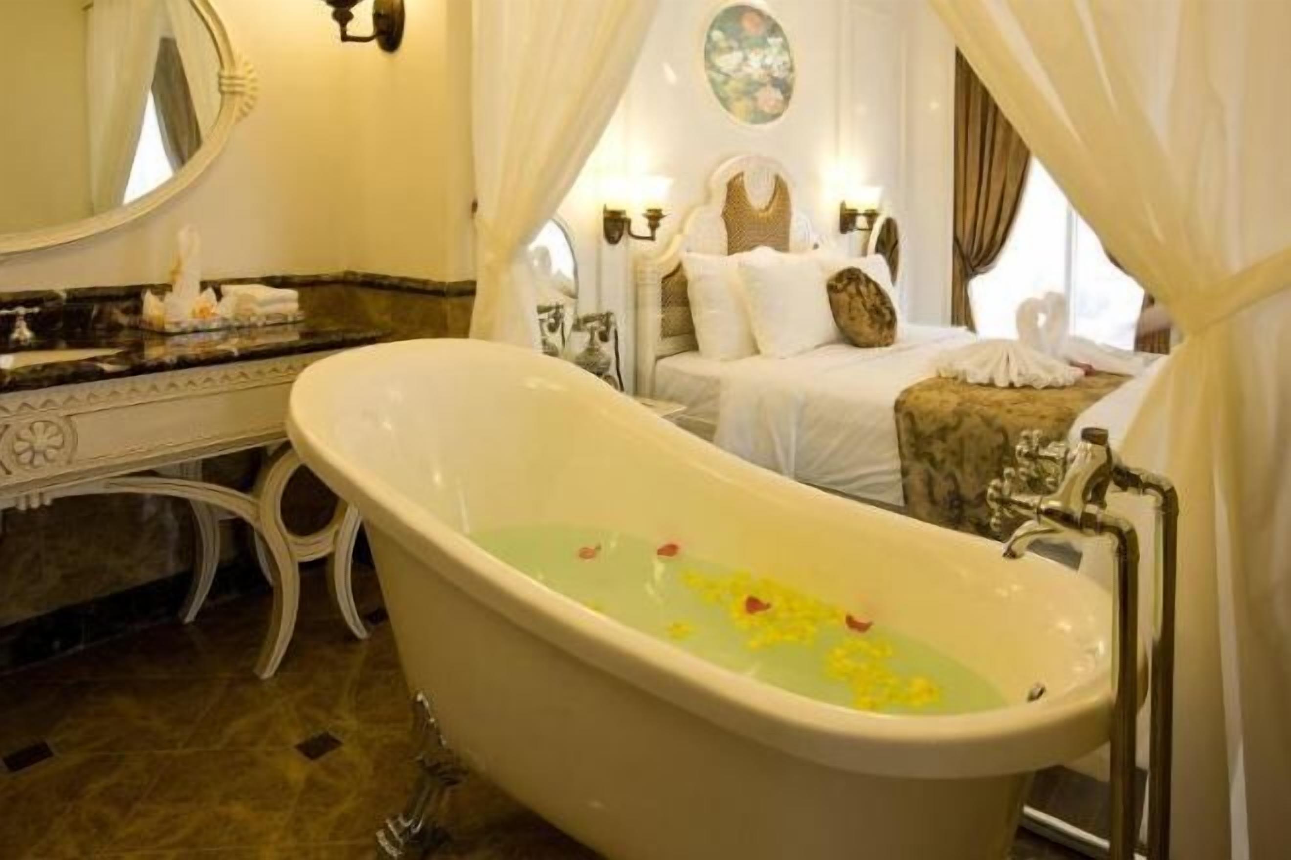 浴室 | 独立的浴缸和淋浴、深泡浴缸、大花洒淋浴喷头、名牌洗护用品