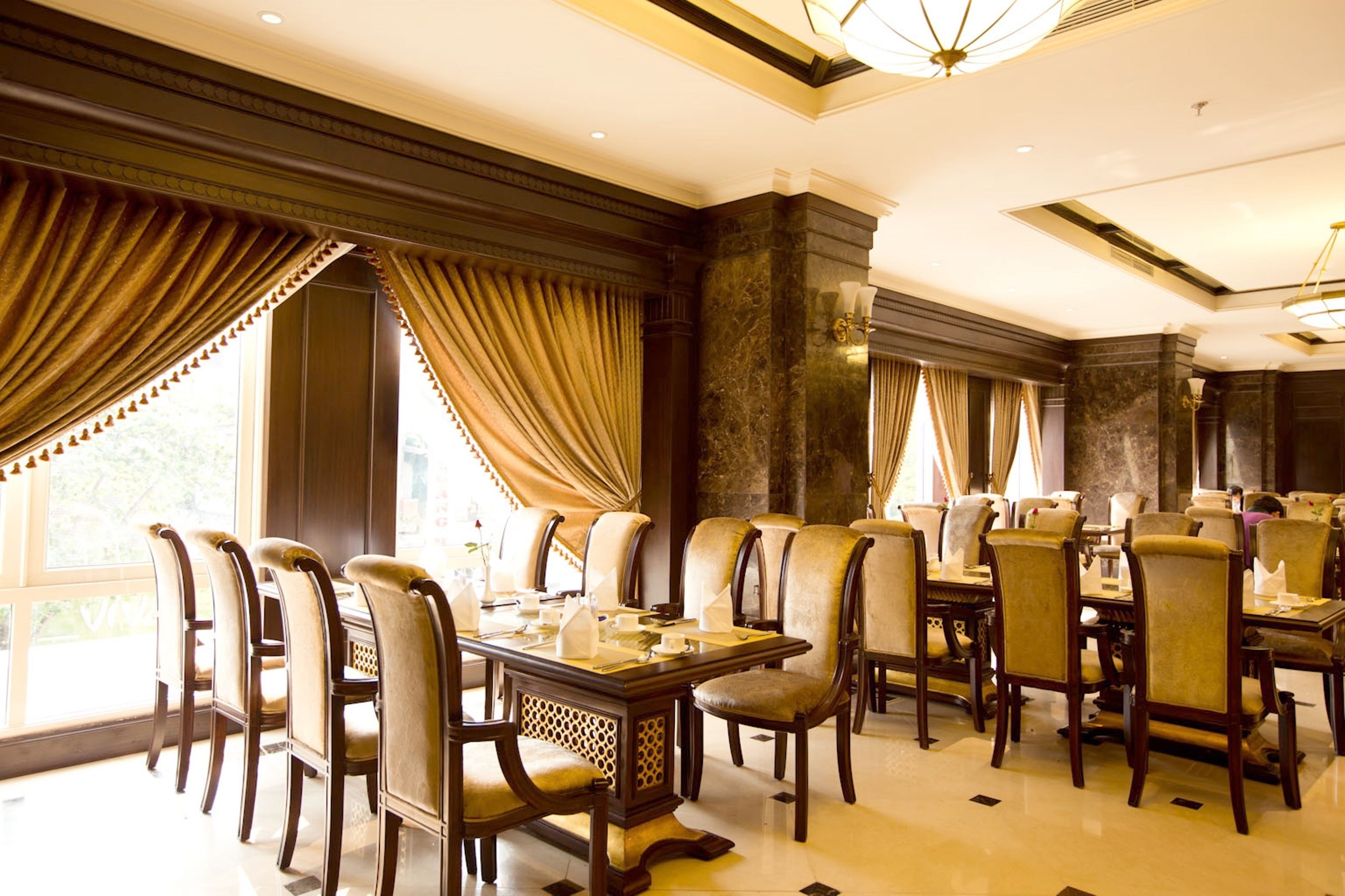 breakfast, lunch, dinner served; international cuisine