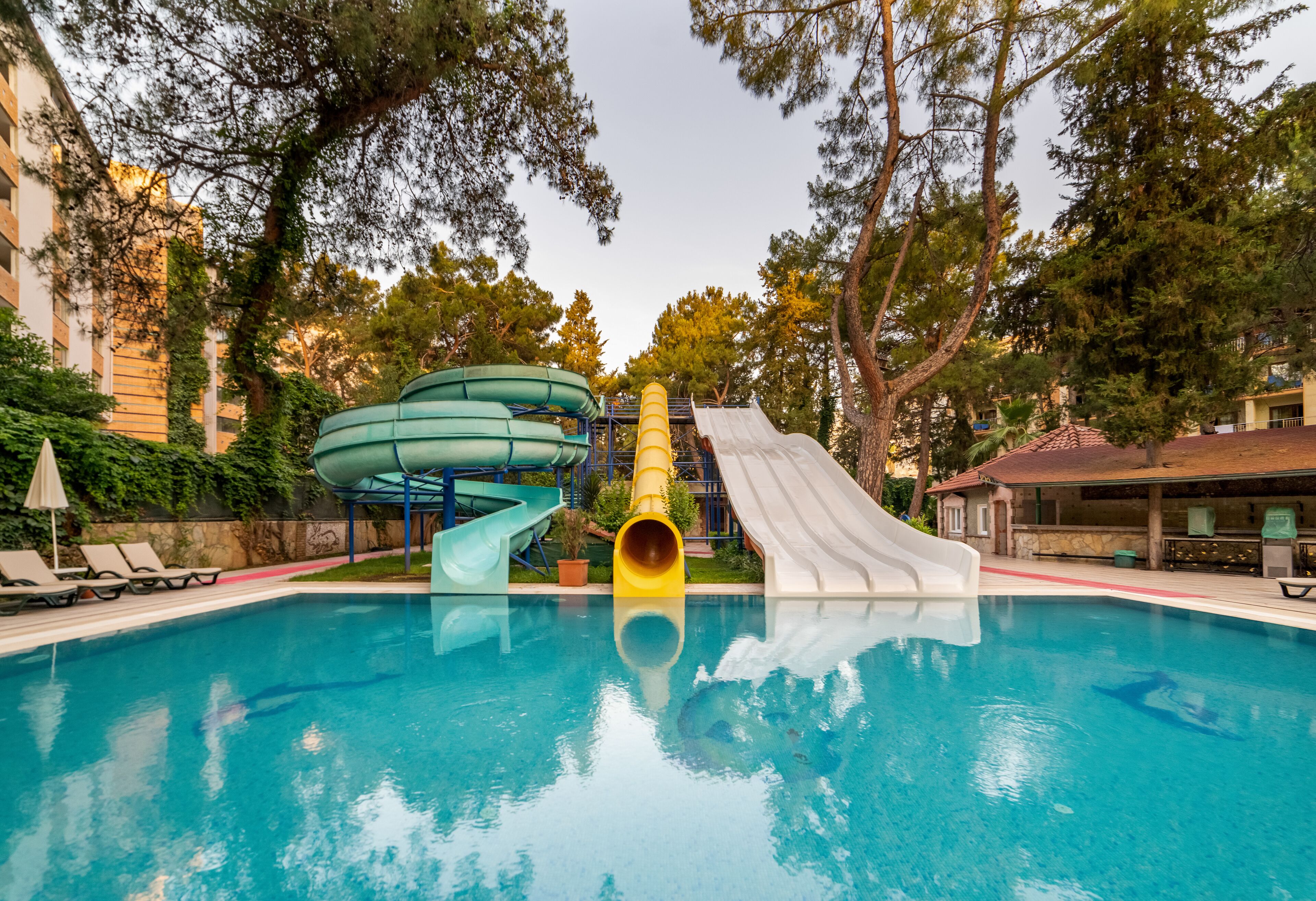 Piscina interna, 2 piscinas externas, guarda-sóis, espreguiçadeiras