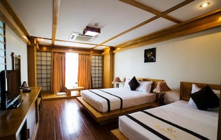Luxury Room | Minibar, in-room safe, desk, free cribs/infant beds