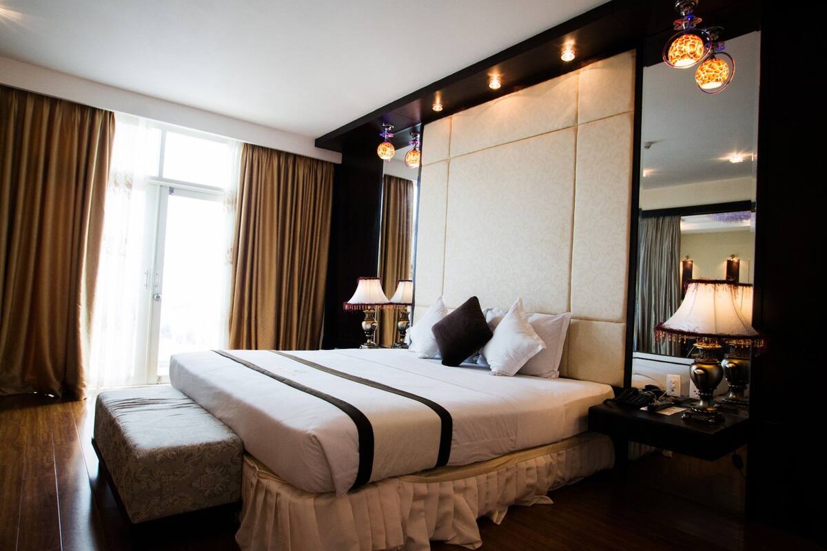 Habitación Deluxe | Minibar, caja de seguridad en la habitación y escritorio
