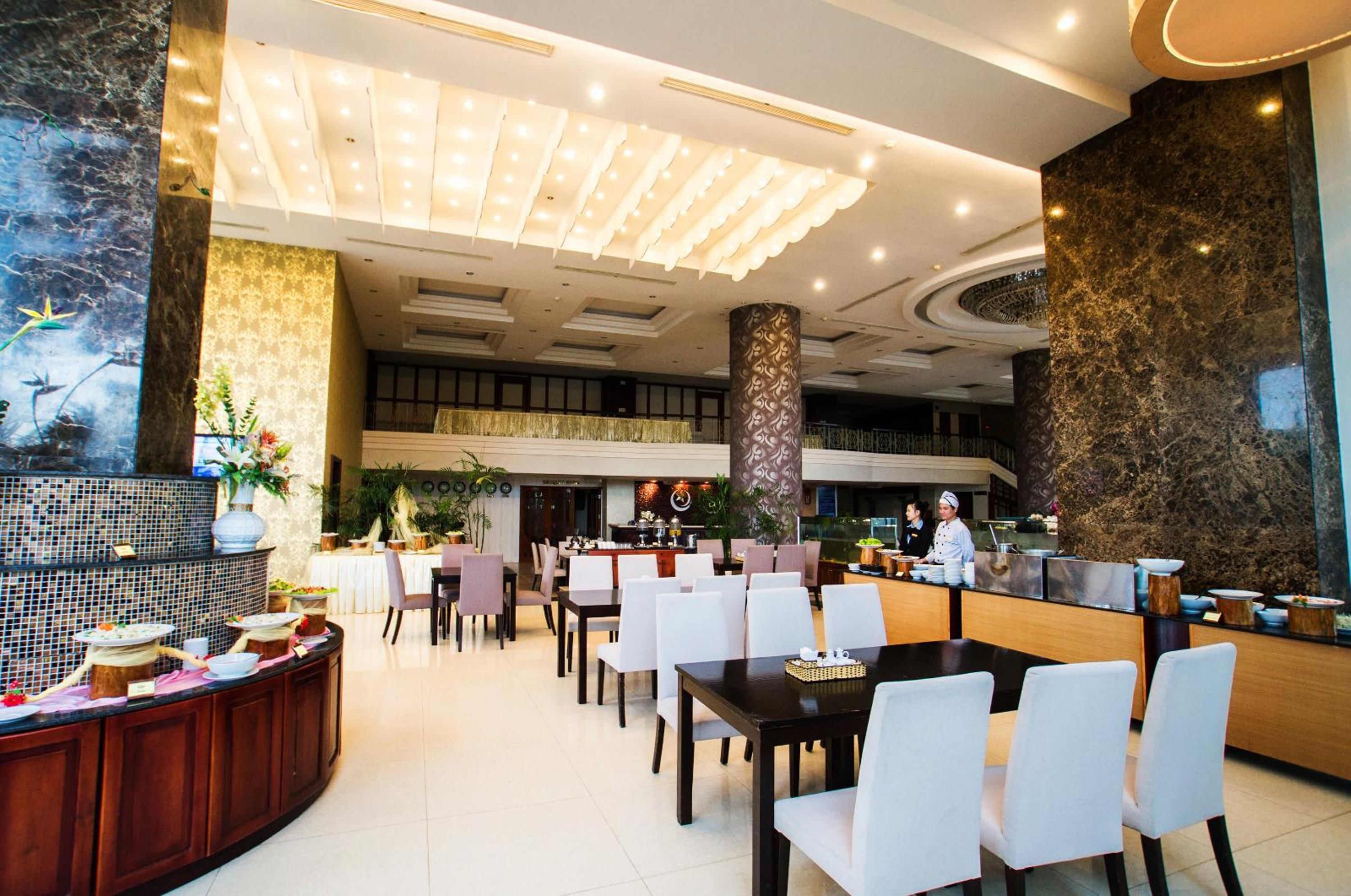 Phục vụ bữa sáng và bữa trưa 