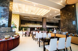 供应早餐和午餐