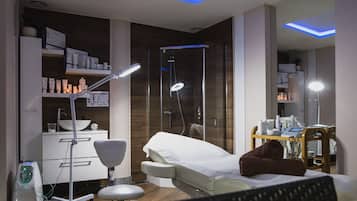 Sauna, Türkisches Bad/Hamam, Körperbehandlungen, Aromatherapie