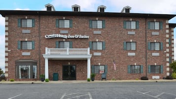 Country Inn & Suites features a charming central entrance with a white porch and a balcony above.