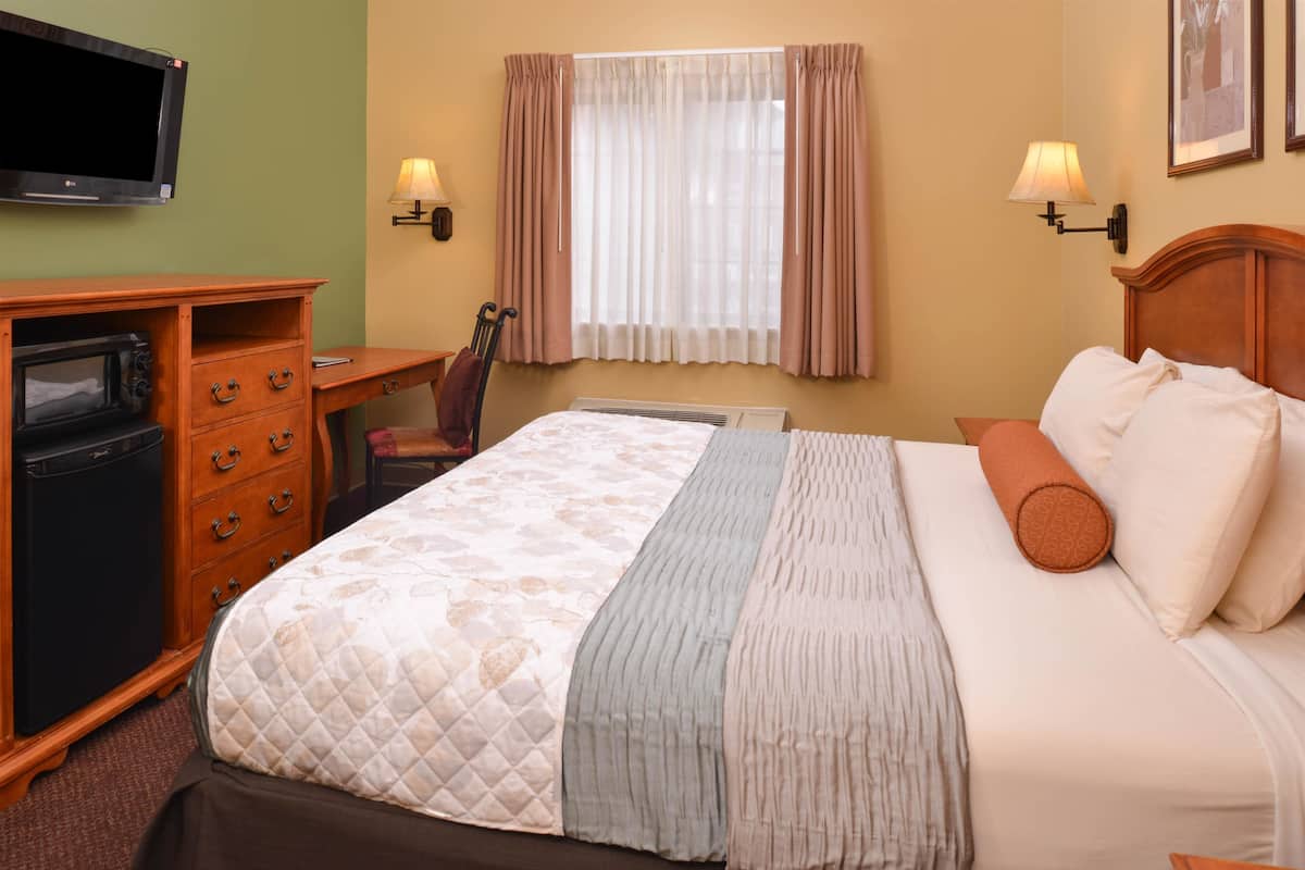Room, 1 King Bed, Non Smoking | Blackout curtains, free cots/infant beds, rollaway beds, free WiFi