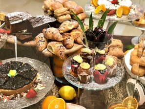 Tägliches inbegriffenes kontinentales Frühstück