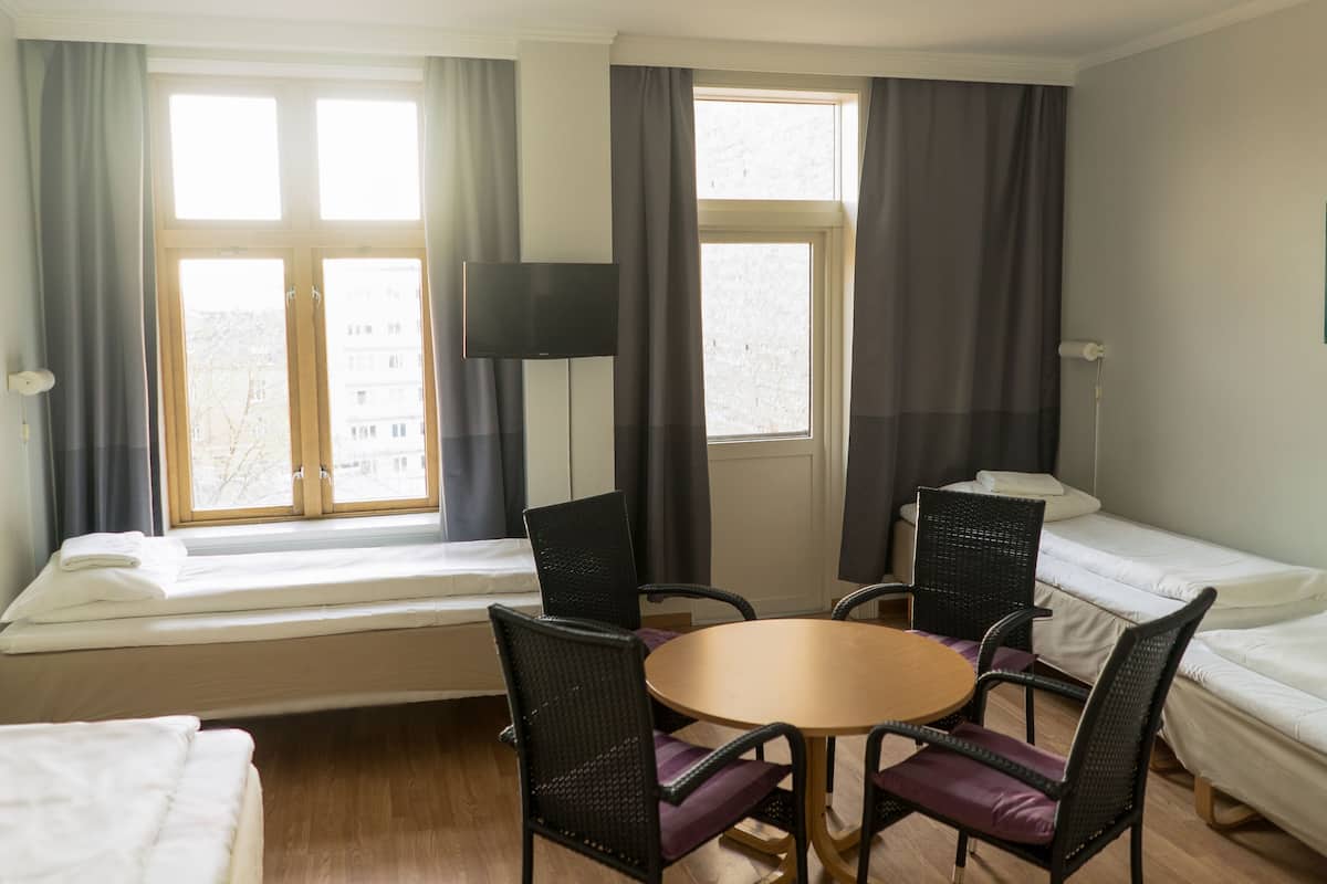 Værelse til 4 personer | 1 soveværelse, gratis Wi-Fi, sengetøj, adgang for kørestole