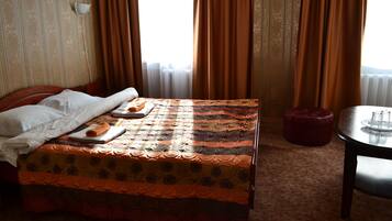 Double Room | Blackout drapes, iron/ironing board, free WiFi, bed sheets