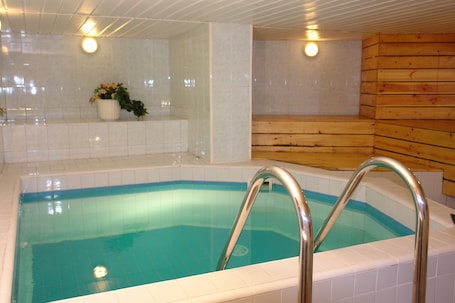 Indoor spa tub