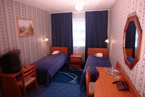 Zweibettzimmer, Gemeinschaftsbad | Verdunkelungsvorhänge, Bügeleisen/Bügelbrett, kostenloses WLAN