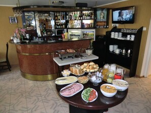 Päivittäinen buffetaamiainen (9 EUR per henkilö)