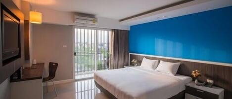 Standard Room | Free minibar, in-room safe, desk, blackout drapes