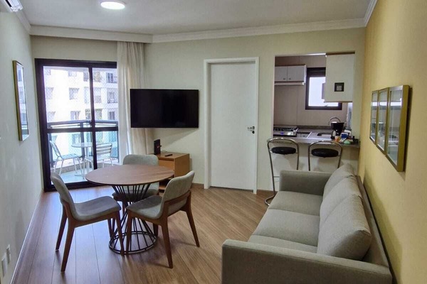 Leilighet – executive | Oppholdsrom | En 32-tommers smart-TV med kabel-kanaler