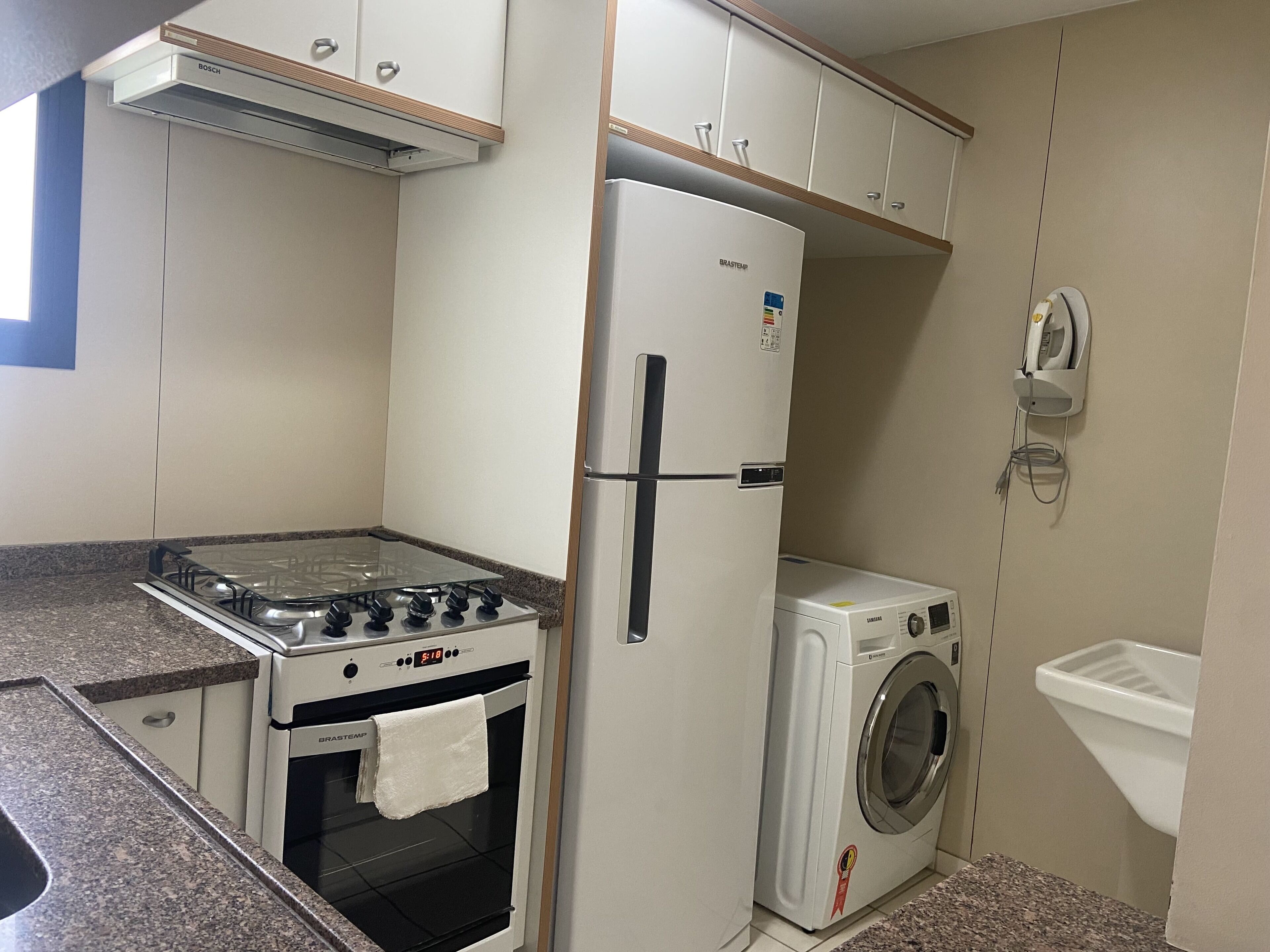 standard room | private kitchen | full-sized fridge, microwave, coffee/tea maker, cookware/dishes/utensils