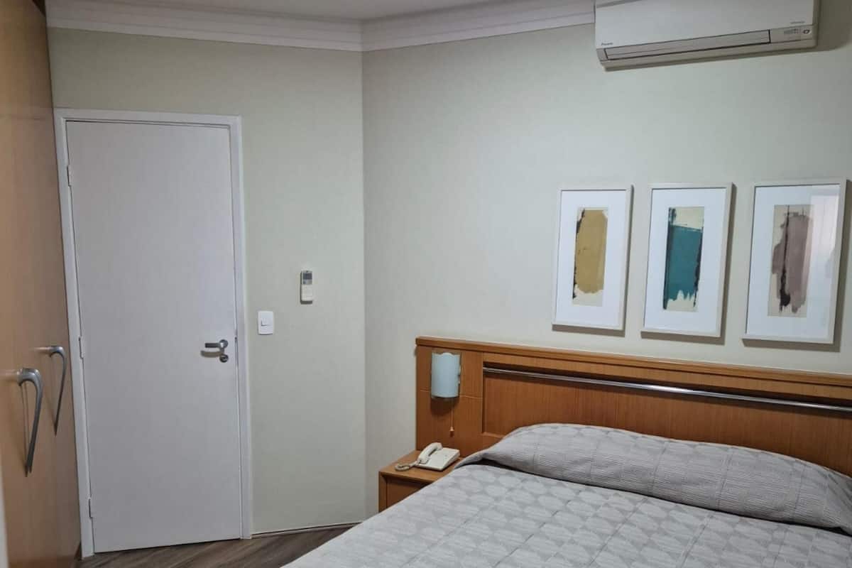 2 bedrooms, in-room safe, desk, blackout curtains