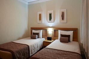 Suite | In-room safe, desk, blackout drapes, soundproofing