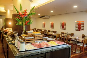 Free daily buffet breakfast - Hotel Luzeiros Fortaleza (Fortaleza)