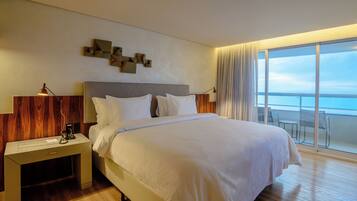 Executive Suite | Minibar, in-room safe, individually decorated, individually furnished
