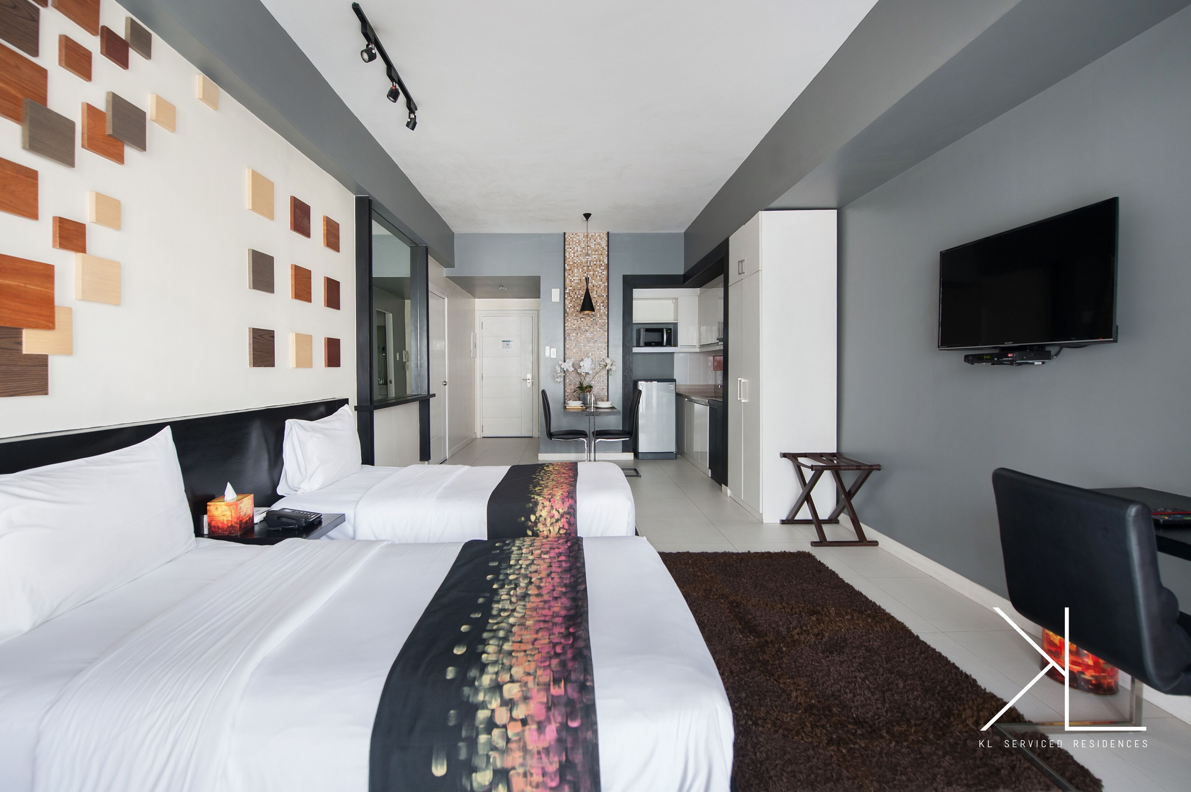 Ropa de cama de alta calidad y caja de seguridad en la habitación 