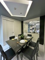 Two Bedroom Suite | Makan di kamar