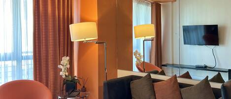 Una sala de estar moderna con un sofá, un sillón y una mesa de centro.